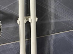 Umanjen pritisak vode u plastičnoj cevi zbog nakupljenog kamenca